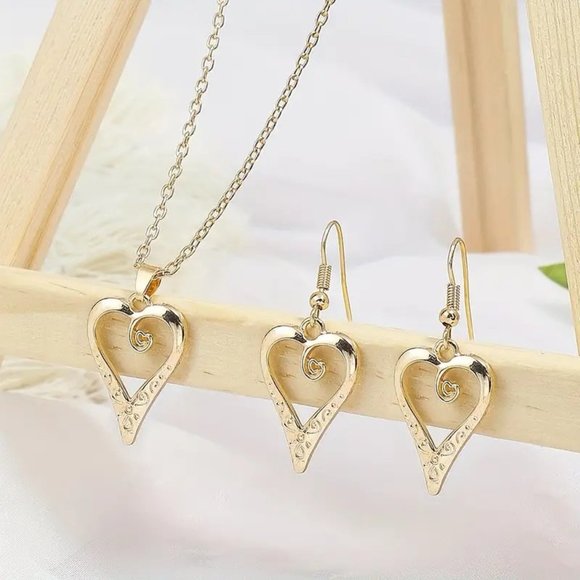 ⭐️NWT Gold Engraved Heart Earring And Necklace Set - Picture 1 of 1